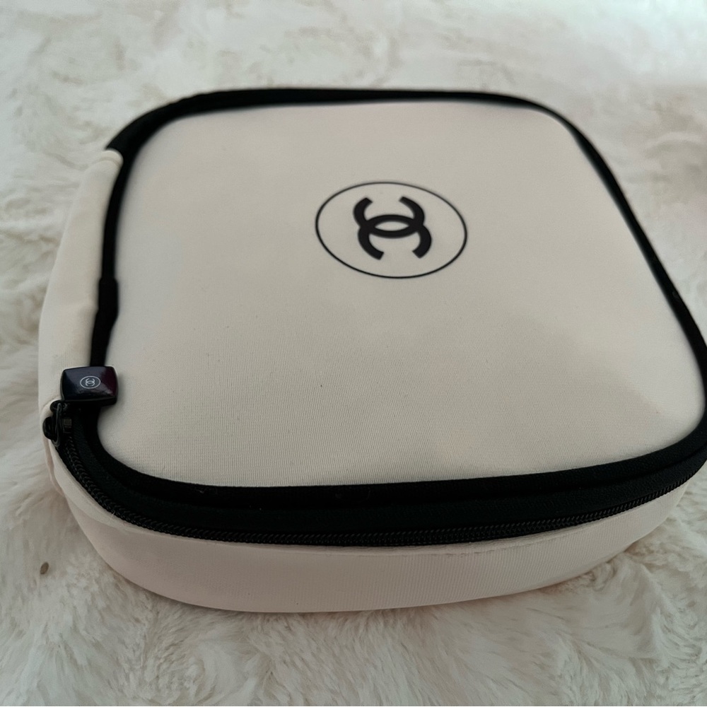 Chanel Les Beiges make up bag vanity case from Chanel Beauty - Picture 2 of 6